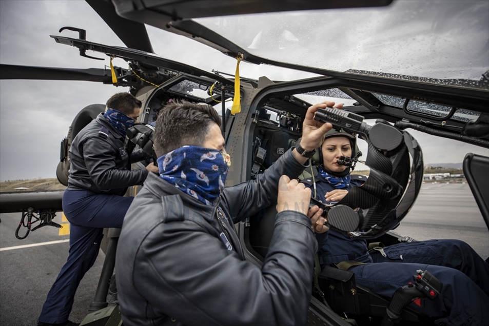 Ozge Karabulu, la primera mujer piloto de un helicóptero de ataque pesado en Turquía