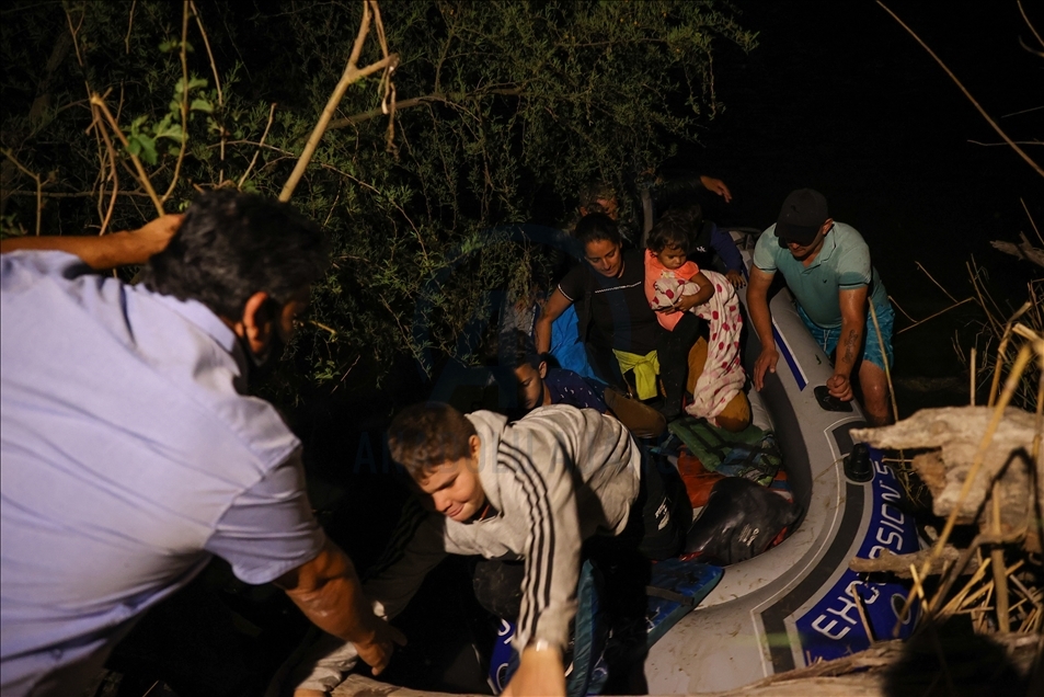 Meksika sınırından ABD'ye geçmeye çalışan göçmenler