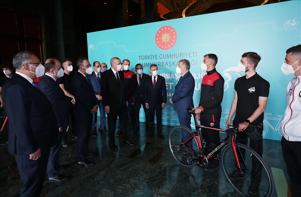 Cumhurbaşkanı Erdoğan, Cumhurbaşkanlığı Bisiklet Turu Ankara Kafilesini kabul etti