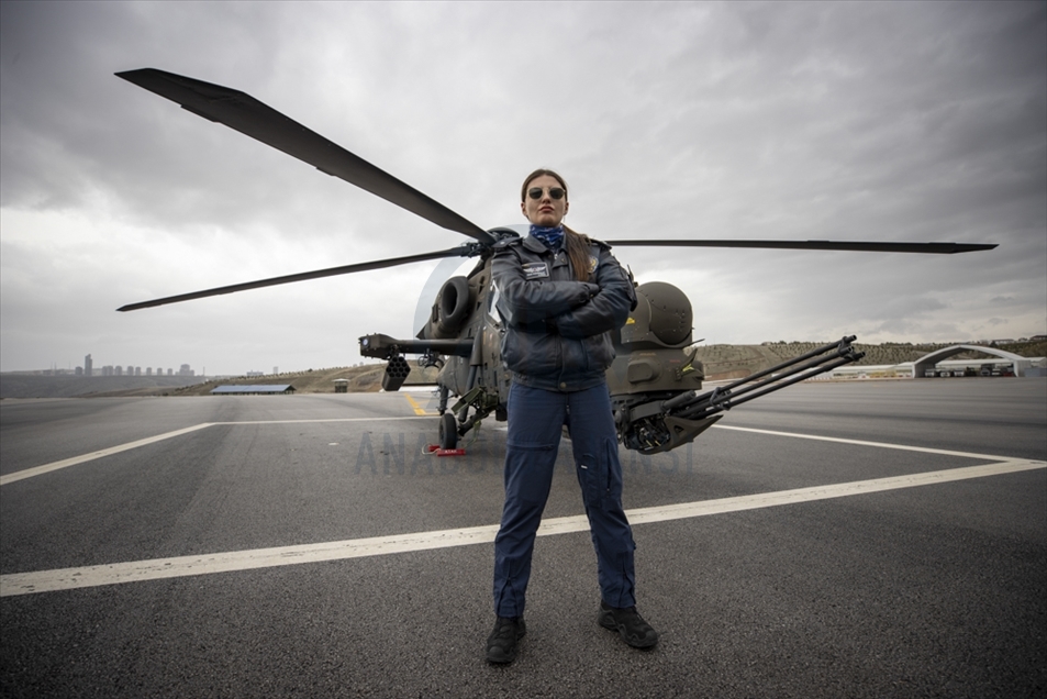 Ozge Karabulu, la primera mujer piloto de un helicóptero de ataque pesado en Turquía