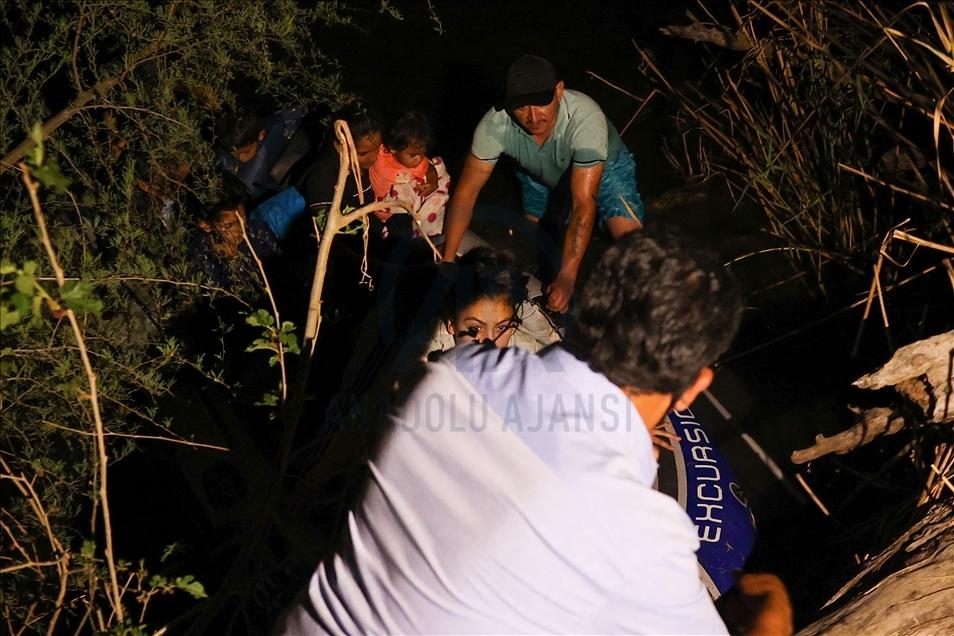 Meksika sınırından ABD'ye geçmeye çalışan göçmenler