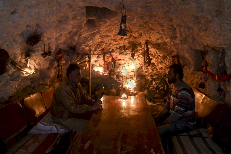 Diseñador de interiores sirio transforma una cueva en una galería de arte