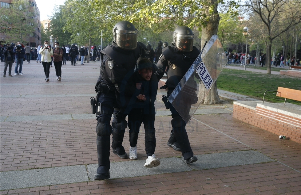 İspanya'da aşırı solun protesto ettiği aşırı sağcı Vox partisinin mitingi olaylı geçti