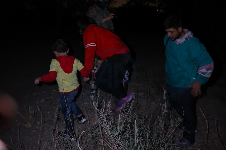 Meksika sınırından ABD'ye geçmeye çalışan göçmenler