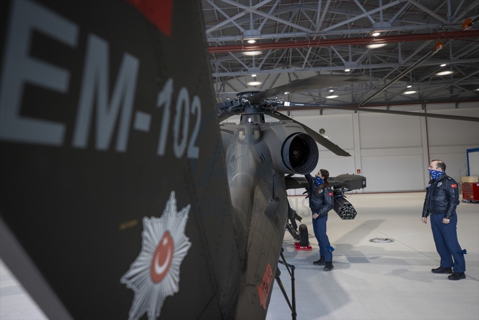 Ozge Karabulu, la primera mujer piloto de un helicóptero de ataque pesado en Turquía