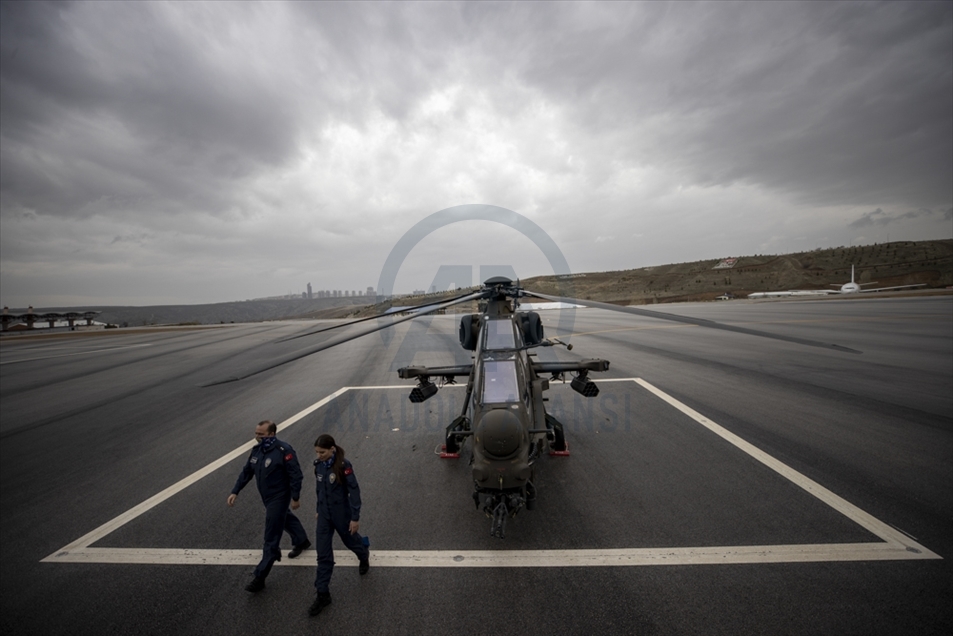 Ozge Karabulu, la primera mujer piloto de un helicóptero de ataque pesado en Turquía