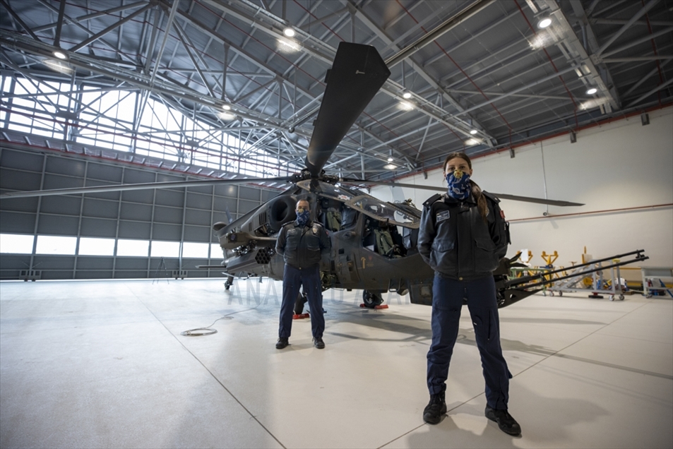 Ozge Karabulu, la primera mujer piloto de un helicóptero de ataque pesado en Turquía