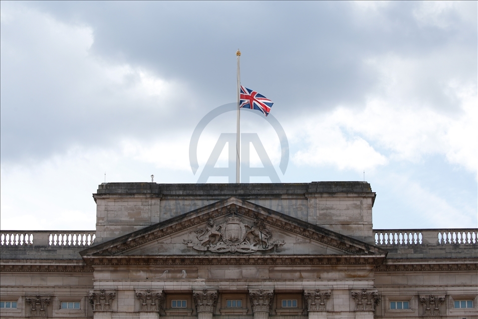 İngiltere'de halk Prens Philip'i anmak için Buckingham Sarayı önünde toplanıyor