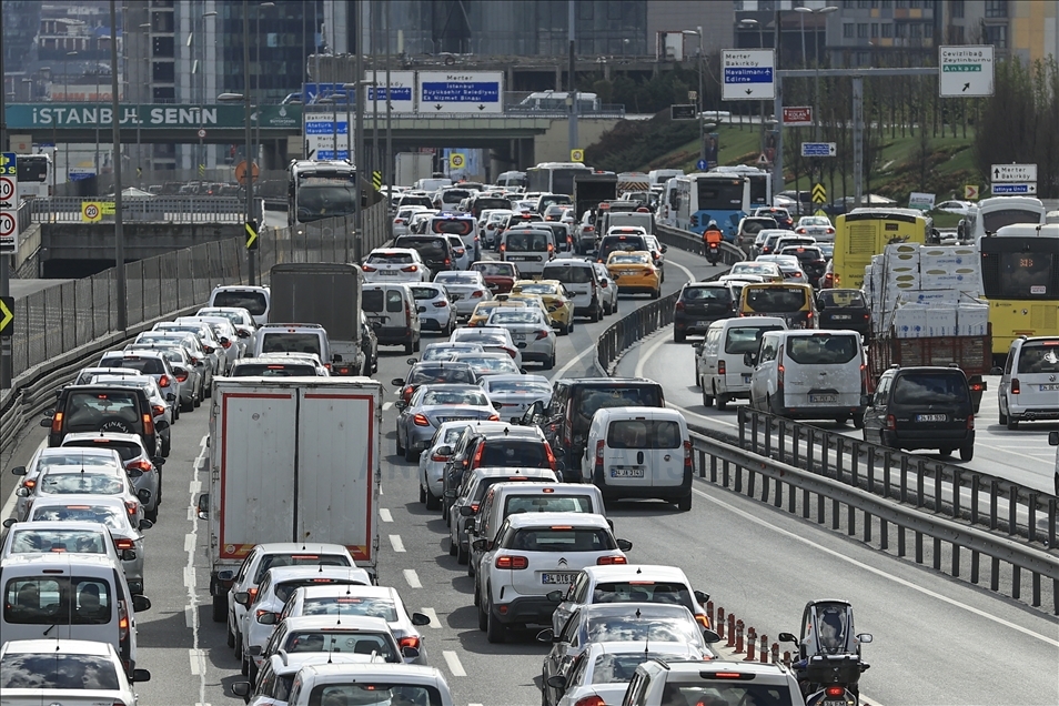 İstanbul'da sokağa çıkma kısıtlaması öncesinde trafik yoğunluğu yaşanıyor
