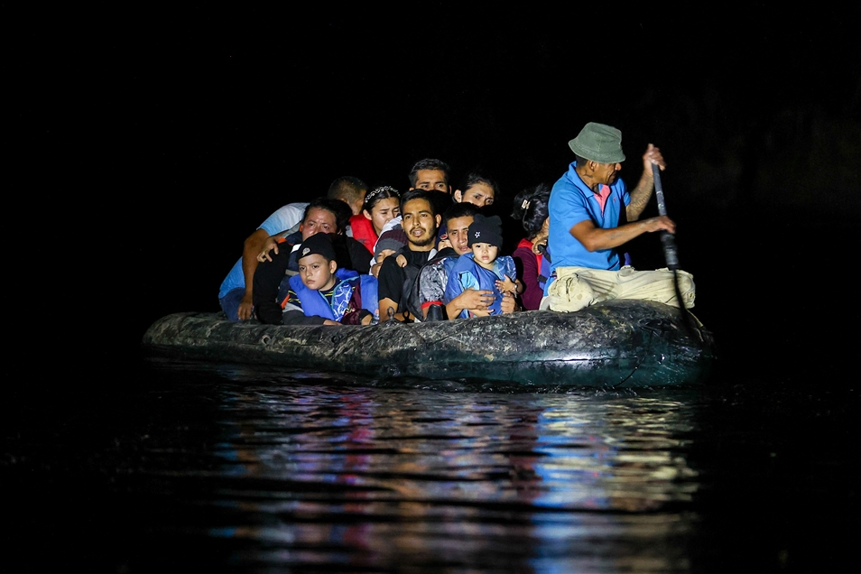 Meksika sınırından ABD'ye geçmeye çalışan göçmenler