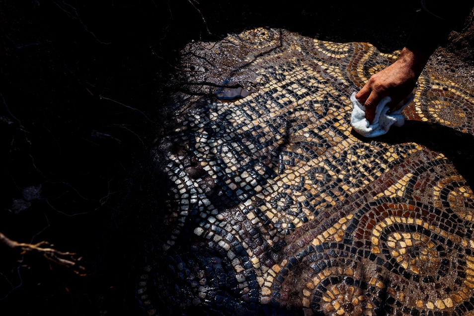 İzmir'de kaçak kazı sırasında manastır ve 1500 yıllık mozaik bulundu