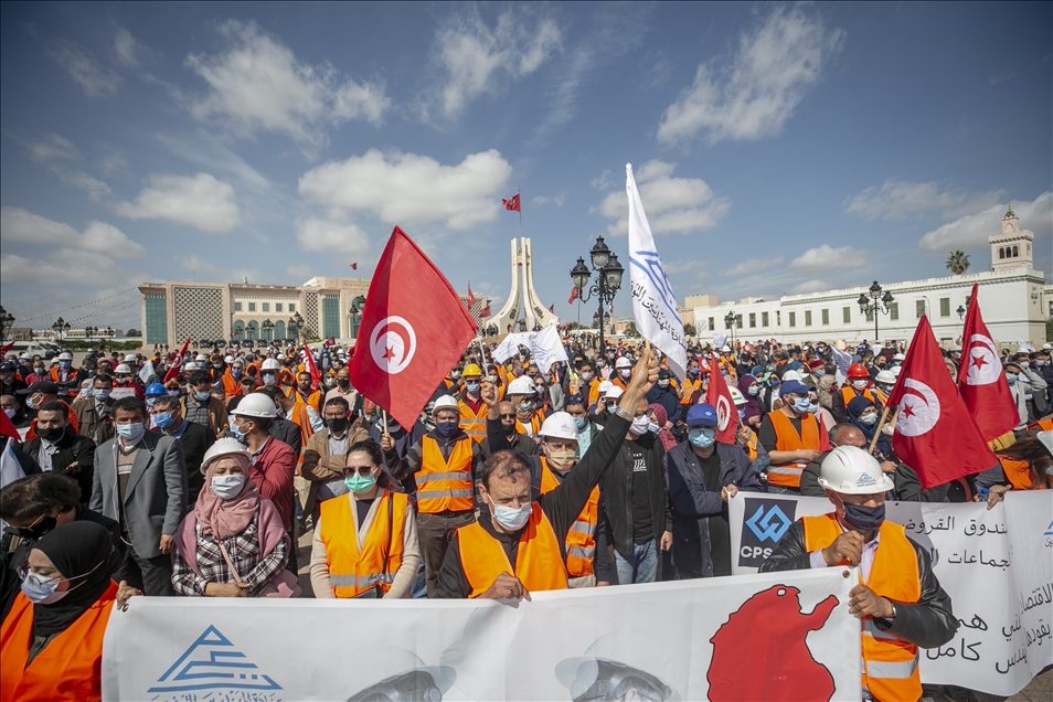 Tunus'ta yüzlerce mühendis maaşlarına zam talebiyle gösteri düzenledi