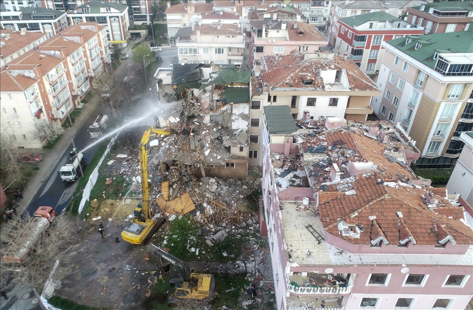 Büyükçekmece'de kentsel dönüşüm kapsamında 3 binanın daha yıkımına başlandı