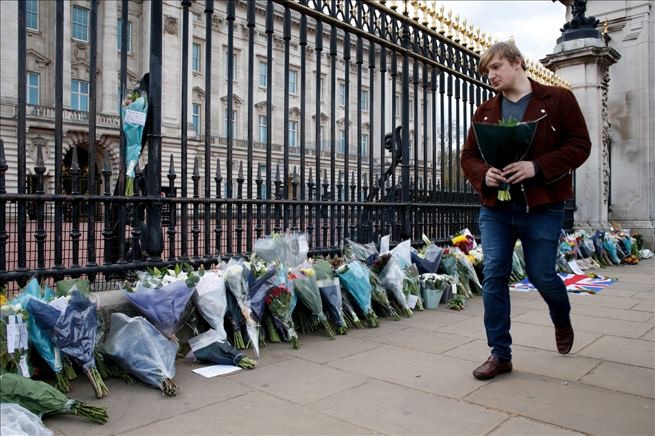 İngiltere'de halk Prens Philip'i anmak için Buckingham Sarayı önünde toplanıyor