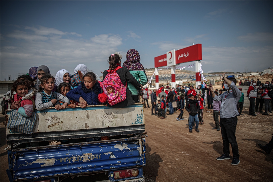 Türk Kızılay, İdlib'de inşasını tamamladığı briket evlere aileleri yerleştiriyor