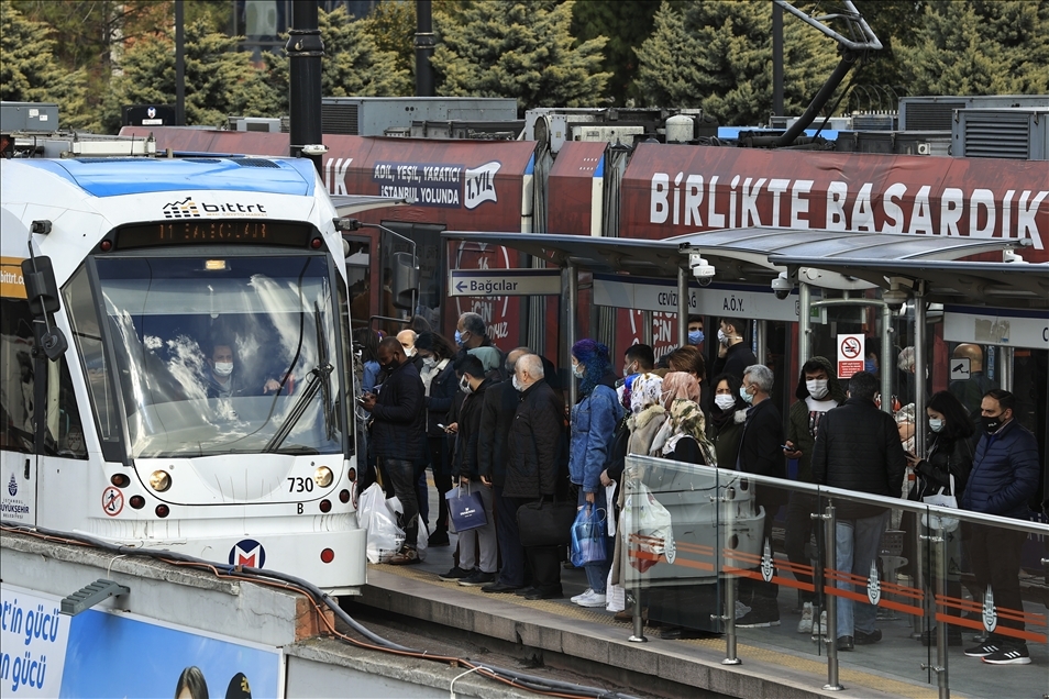 İstanbul'da sokağa çıkma kısıtlaması öncesinde trafik yoğunluğu yaşanıyor