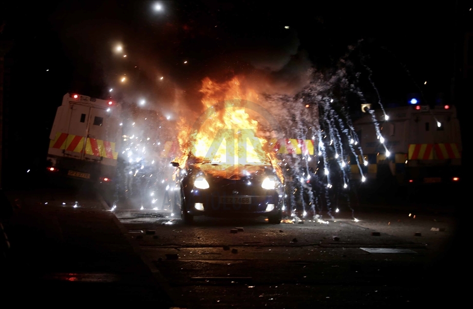 Manifestantes se enfrentan a la Policía en Irlanda del Norte