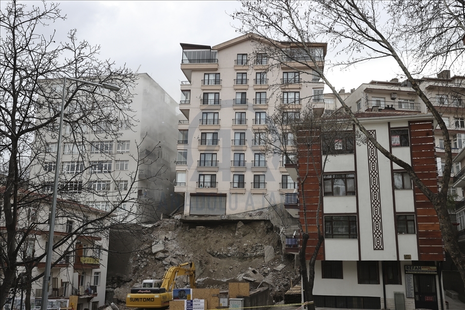 Çankaya'da çökme riski bulunduğu için kontrollü yıkımına başlanan binada çalışmalar sürüyor