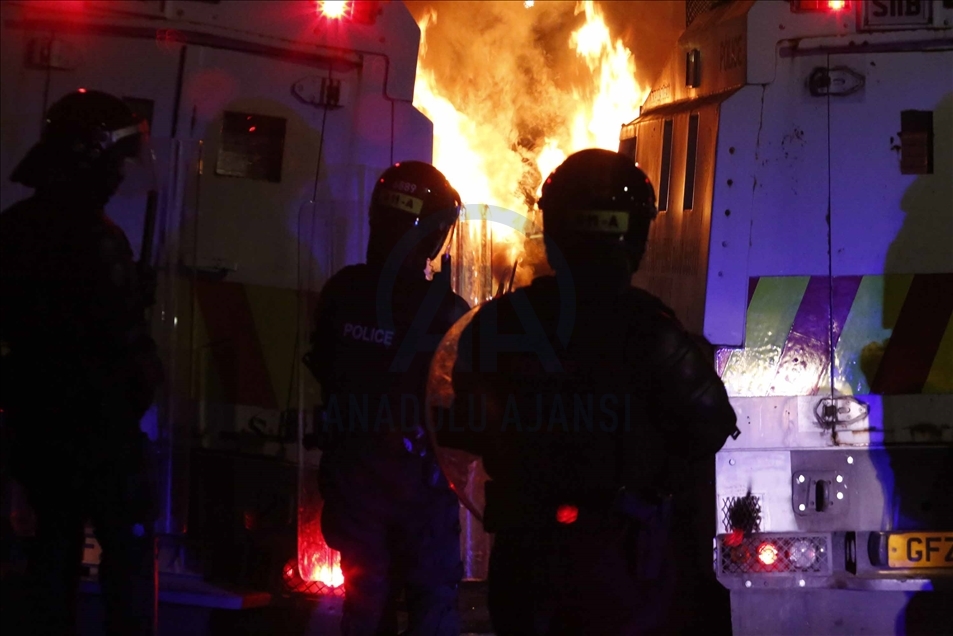 Manifestantes se enfrentan a la Policía en Irlanda del Norte
