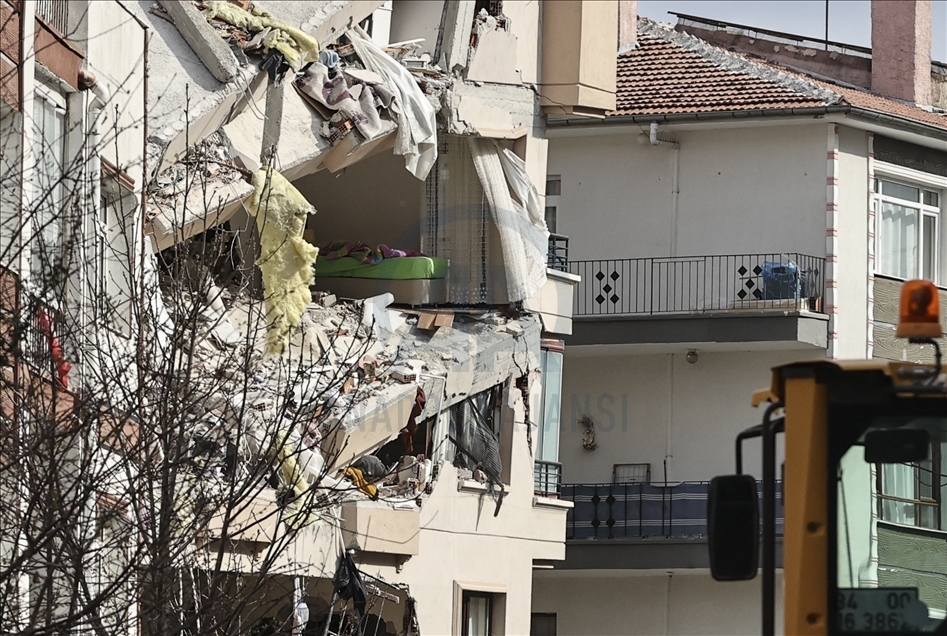 Çankaya'da çökme riski bulunduğu için kontrollü yıkımına başlanan binada çalışmalar sürüyor