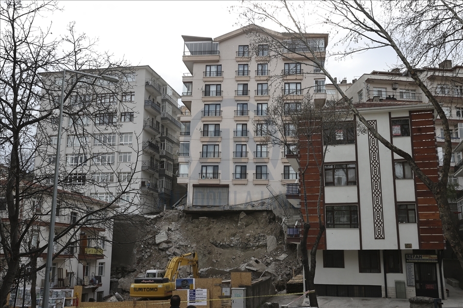 Çankaya'da çökme riski bulunduğu için kontrollü yıkımına başlanan binada çalışmalar sürüyor