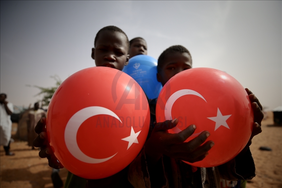 Mauritanian children receive Quran from Turkish-Islamic Union for Religious Affairs