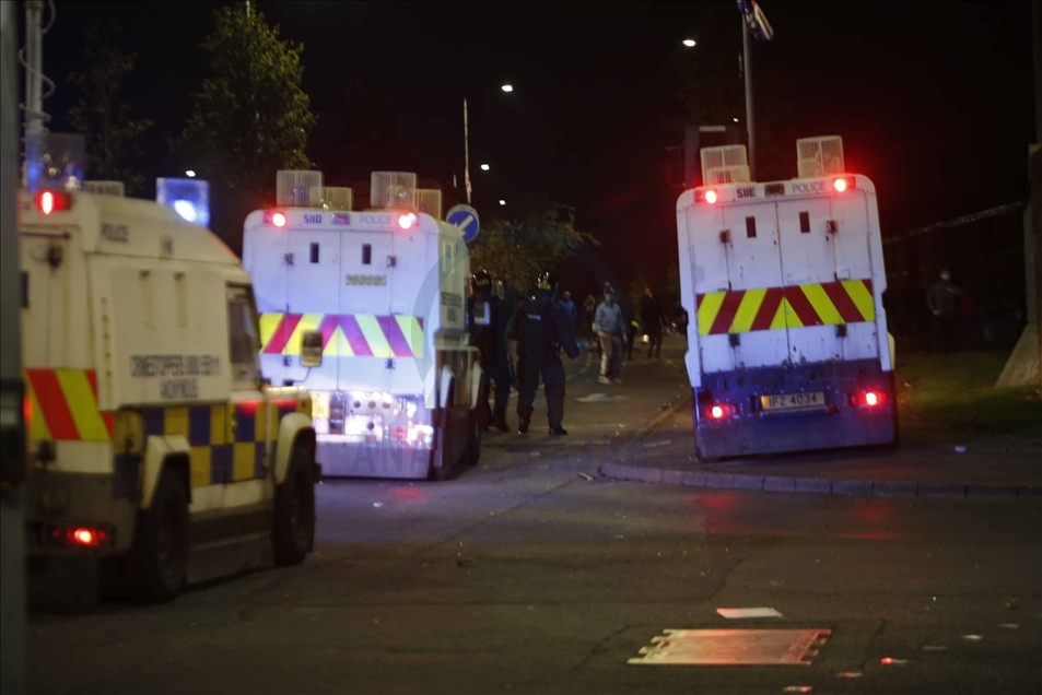 Manifestantes se enfrentan a la Policía en Irlanda del Norte