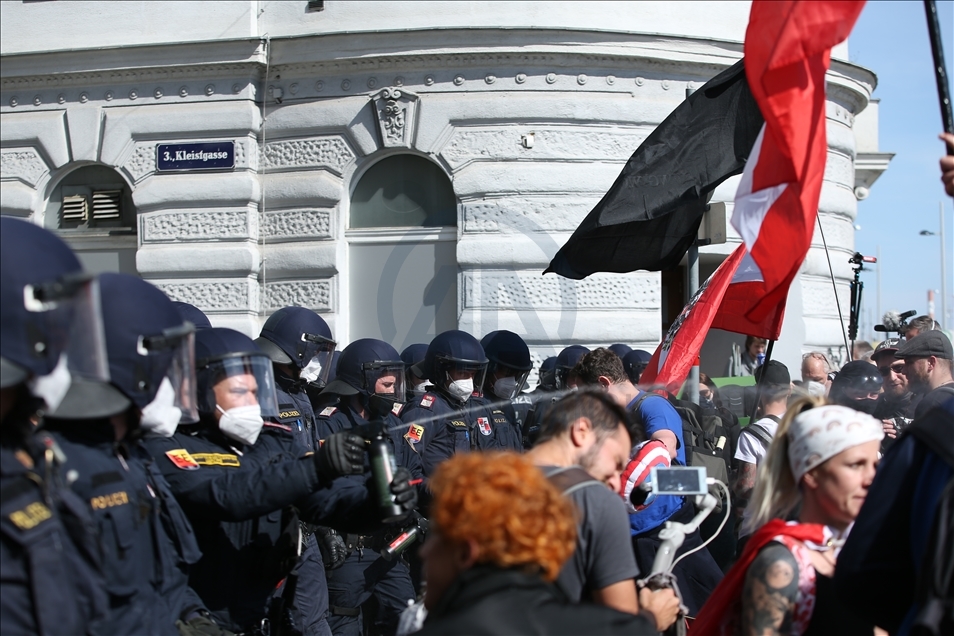 Avusturya’da Kovid-19 önlemleri karşıtları polisle çatıştı