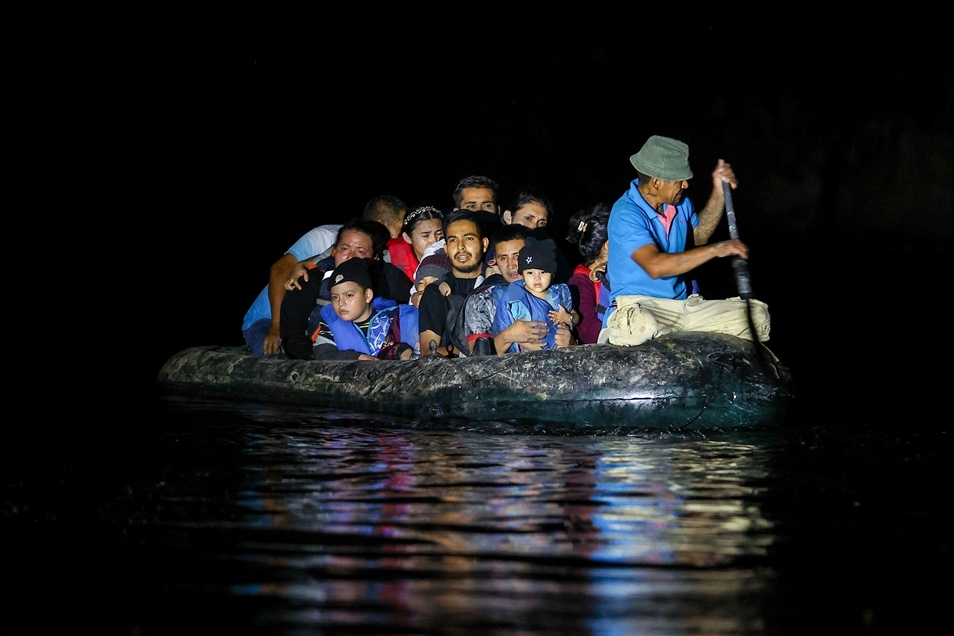 Migrants cross into Texas from Mexican border