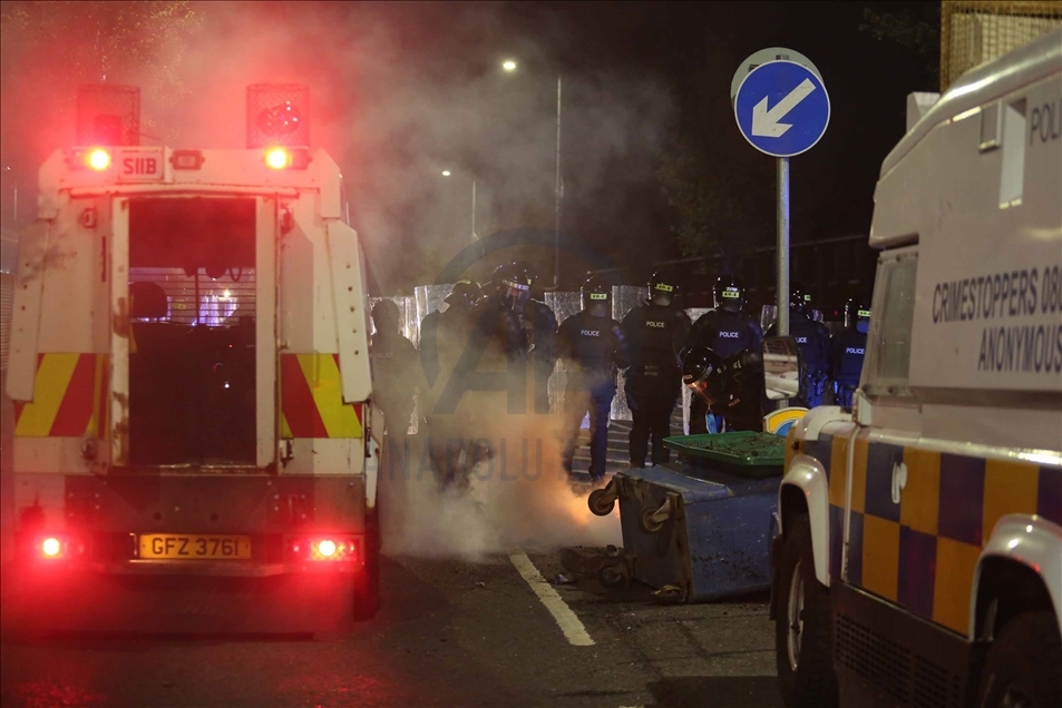 Manifestantes se enfrentan a la Policía en Irlanda del Norte