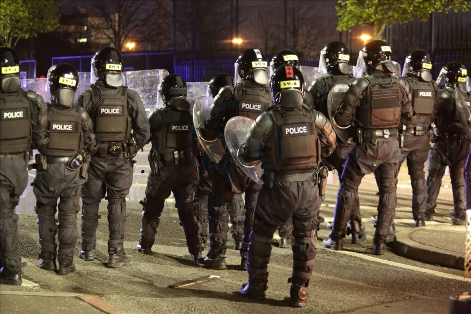 Manifestantes se enfrentan a la Policía en Irlanda del Norte