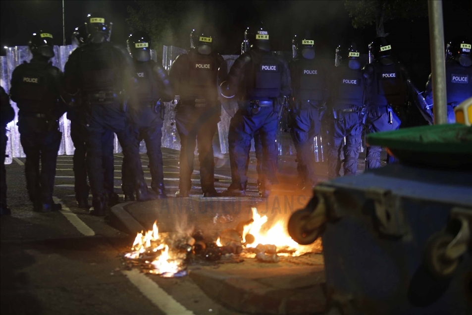 Manifestantes se enfrentan a la Policía en Irlanda del Norte