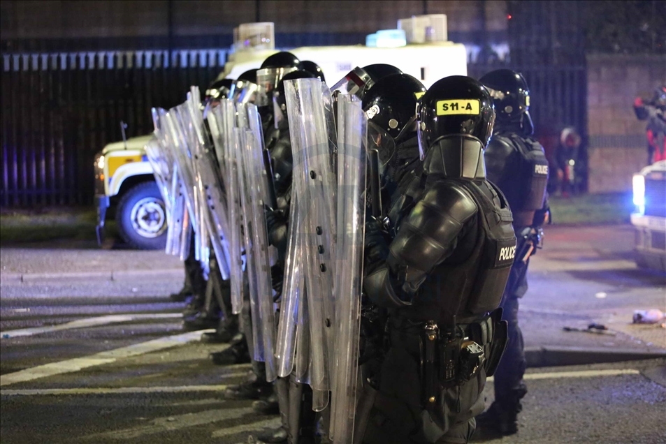Manifestantes se enfrentan a la Policía en Irlanda del Norte