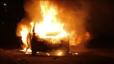 Northern Ireland: Rioters burn car, attack police