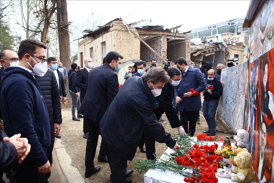 Cumhurbaşkanlığı İletişim Başkanı Altun, Ermenistan'ın saldırılarında sivillerin hayatını kaybettiği Gence'yi ziyaret etti