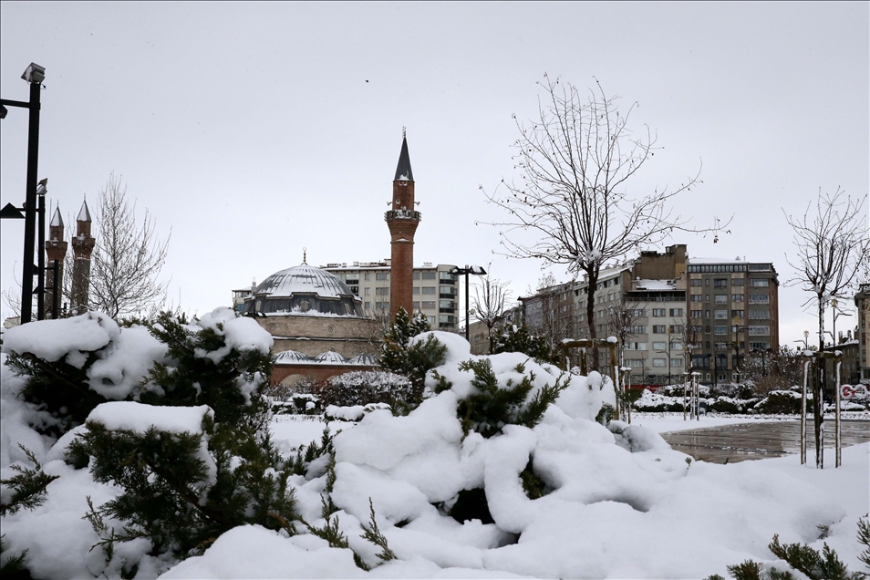 Sivas'ta  kar yağışı etkili oluyor
