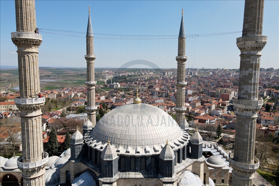 Selimiye Camisi minarelerine ramazan mahyası asıldı