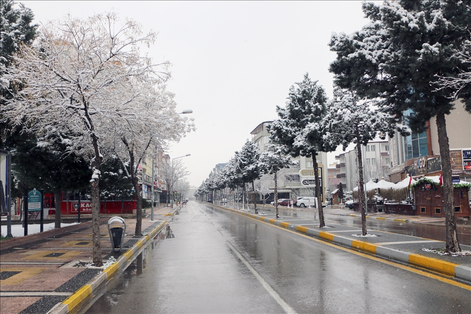 Aksaray'da nisan ayında kar yağışı etkili oluyor
