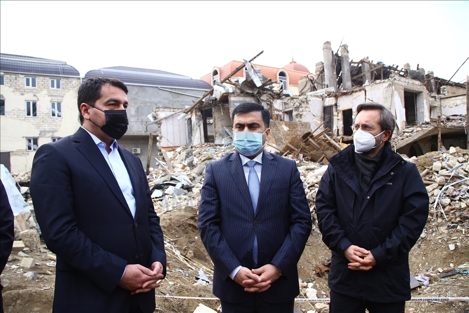 Cumhurbaşkanlığı İletişim Başkanı Altun, Ermenistan'ın saldırılarında sivillerin hayatını kaybettiği Gence'yi ziyaret etti