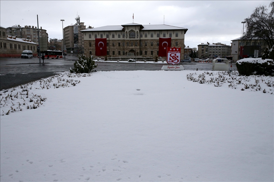 Sivas'ta  kar yağışı etkili oluyor