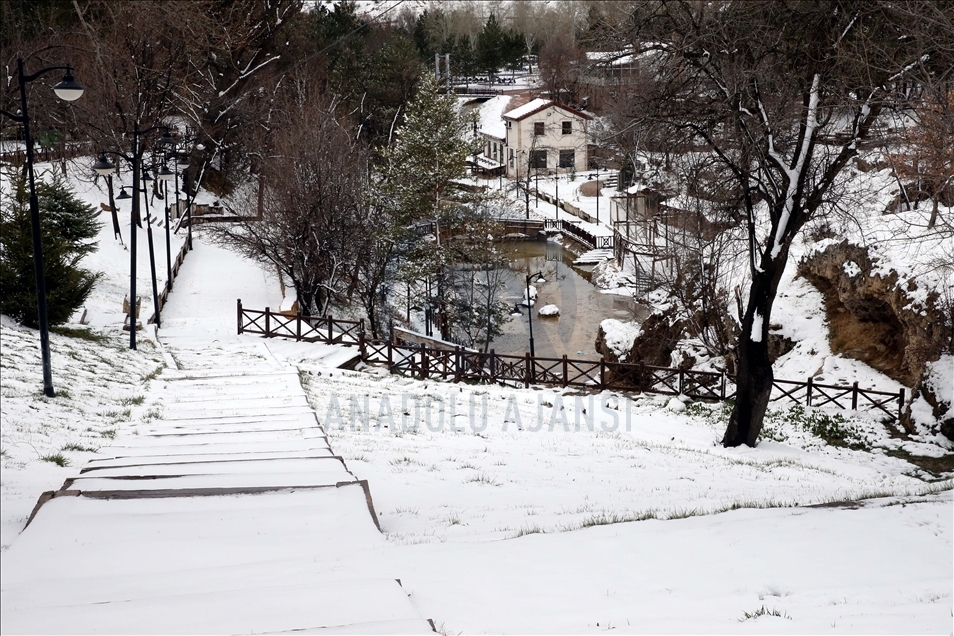 В провинции Сивас в Турции выпал снег