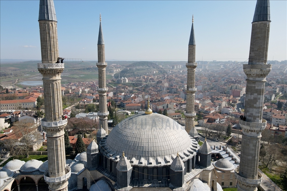 Selimiye Camisi minarelerine ramazan mahyası asıldı