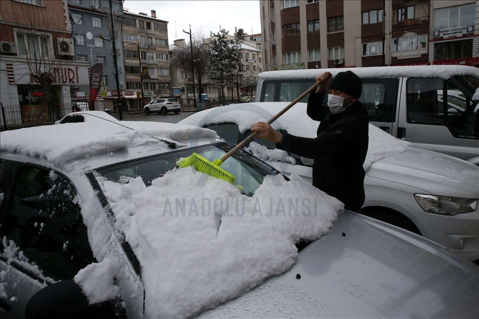 В провинции Сивас в Турции выпал снег
