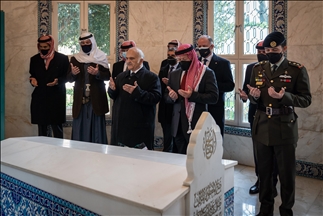 أول ظهور للأمير حمزة برفقة عاهل الأردن منذ الأزمة