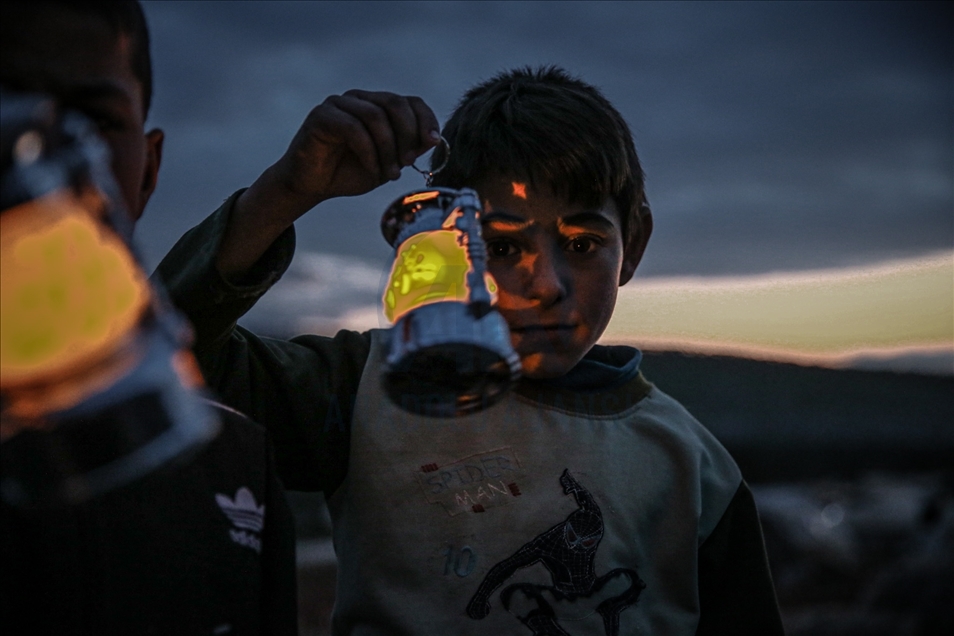 İdlib'deki kamplara sığınan Suriyeli çocuklar ramazana buruk giriyor