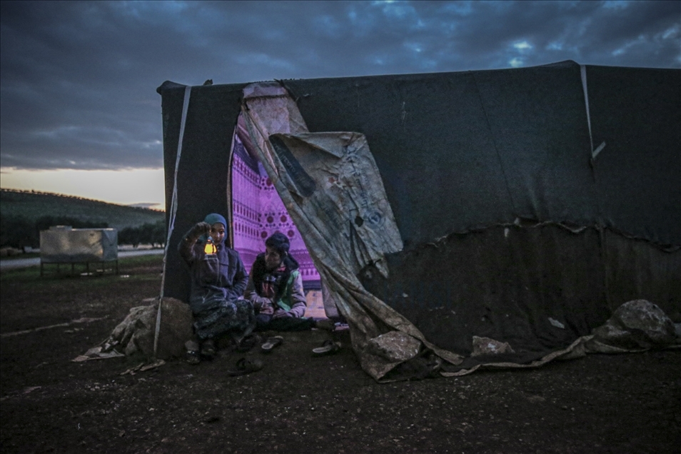 İdlib'deki kamplara sığınan Suriyeli çocuklar ramazana buruk giriyor