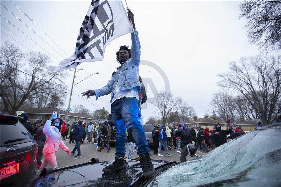 Minneapolis'te siyahi gencin polis kurşunuyla hayatını kaybetmesi protesto edildi