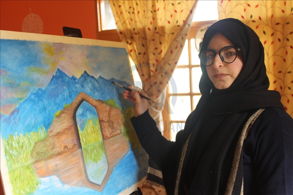 فنانات كشمير يرسمن قضايا بلادهن "بالأبيض والأسود"