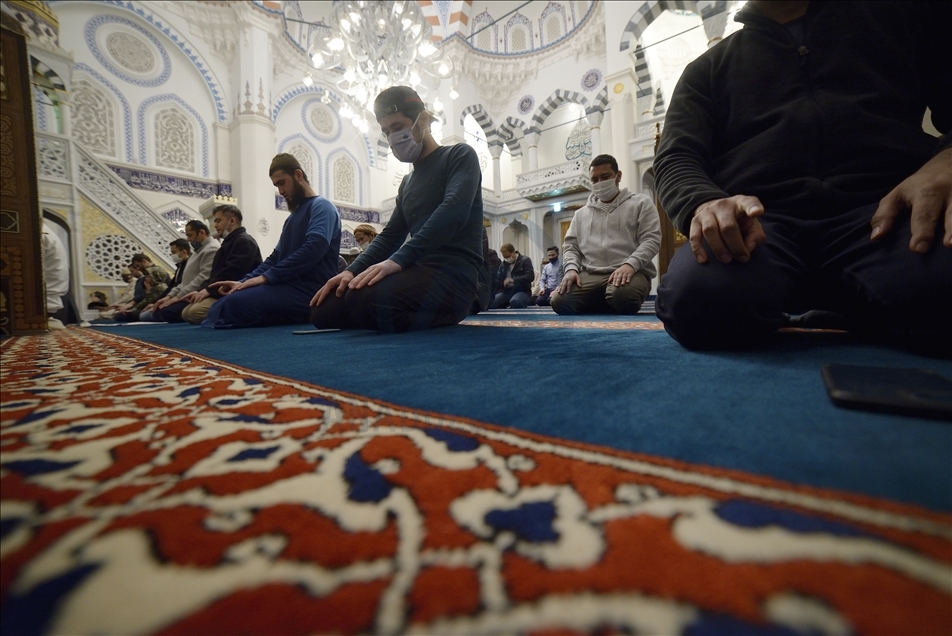 Japonya'da ilk teravih kılındı