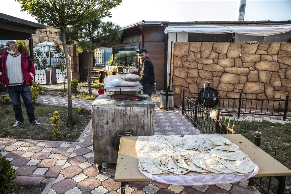 Hatay Boynuyoğun Barınma Merkezi'ndeki Suriyeliler ilk iftarlarını ülkelerine özgü yemeklerle açtı